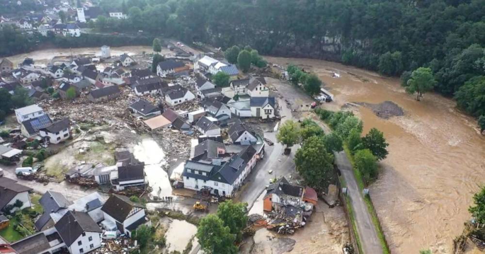 Германия уходит под воду: около 1300 человек пропали без вести после потопа (видео)