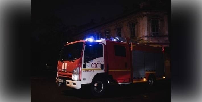 Семь человек около часа тушили загоревшуюся хозпостройку в Астраханской области
