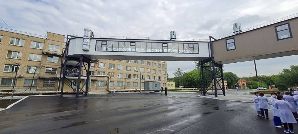 В одной из самых крупных больниц Челябинска открыли теплый переход между корпусами