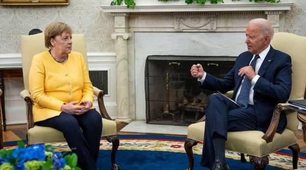 Меркель после встречи с Байденом пригрозила России из-за транзита газа через Украину
