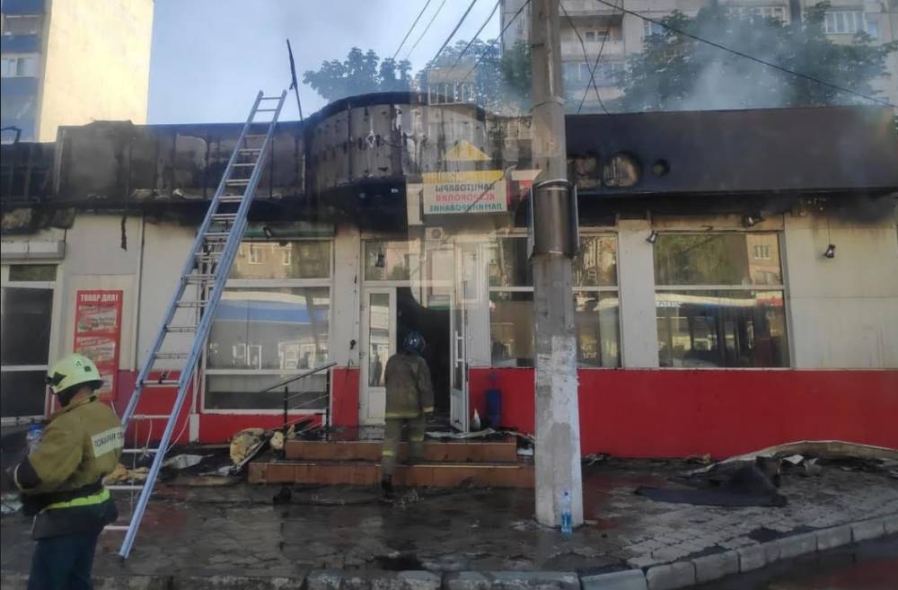 В Донецке сгорел небольшой торговый центр