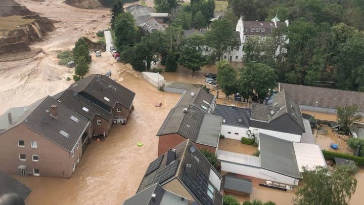 Число жертв наводнения в Германии перевалило за сотню