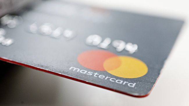 Индия наложила запрет на выпуск MasterCard и American Express