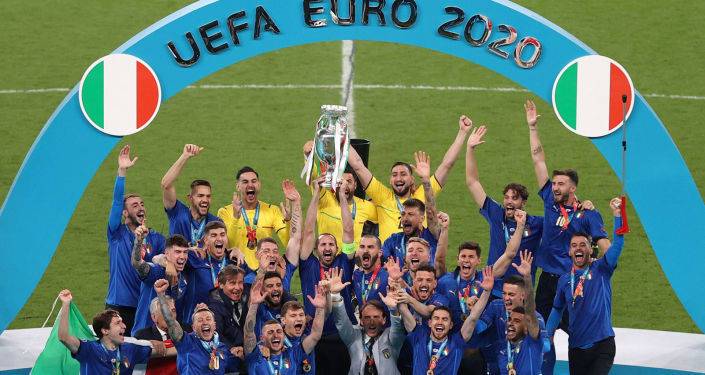 Сборную Италии по футболу наградили орденами за заслуги перед республикой