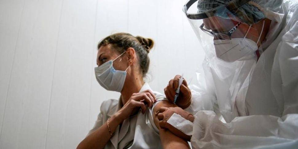 В России за фейки о вакцинации от коронавируса можно получить до трех лет тюрьмы