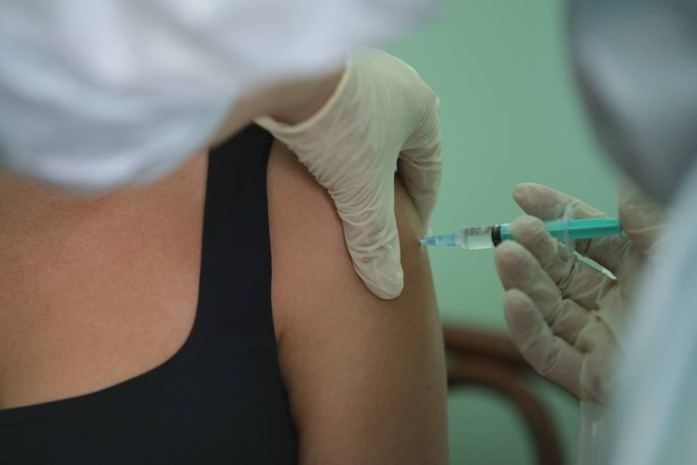 Петербургские клиники предлагают привиться дефицитной вакциной «КовиВак» почти за 15 тысяч рублей