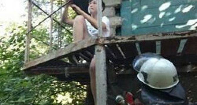 Ногу луганского подростка, застрявшему между прутьями железной лестницы высвобождали с помощью ножниц