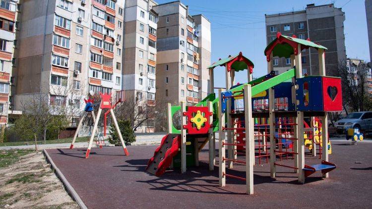 В Симферополе проверяют детские площадки на соответствие ГОСТу