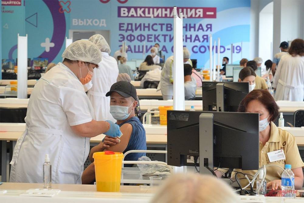 Мурашко: в РФ в сутки вакцинируются до 1 млн человек