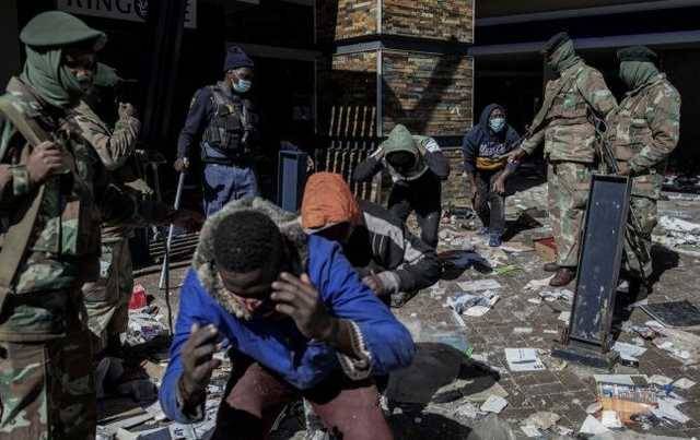 Число жертв беспорядков в ЮАР превысило 200 человек: некоторые из них были застрелены