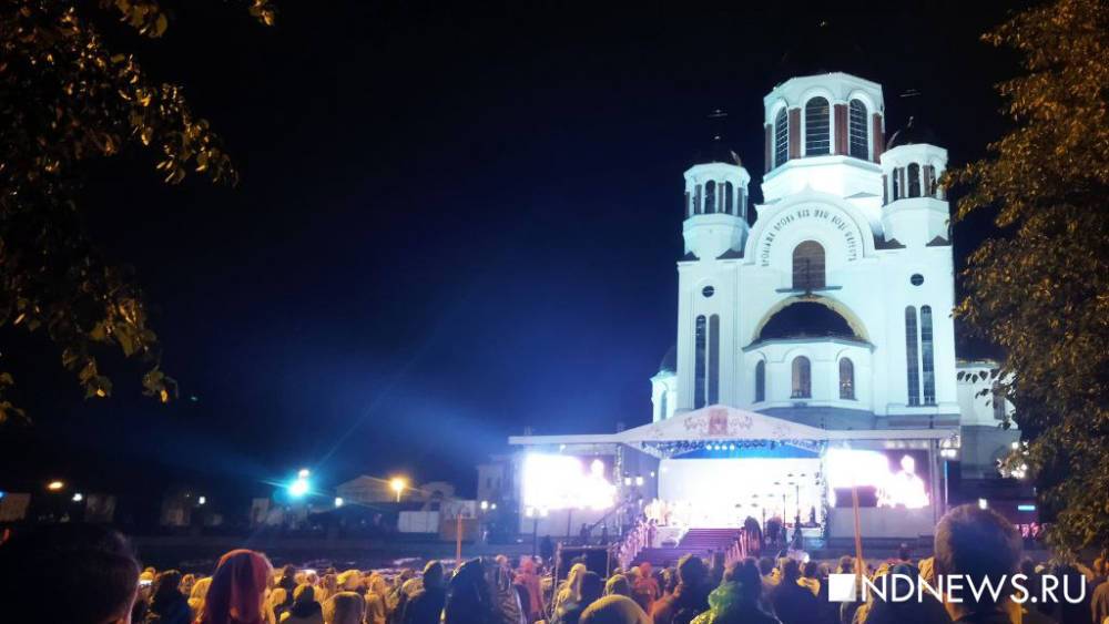 В Екатеринбурге начался несогласованный крестный ход (ФОТО)