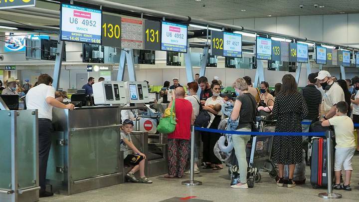 Свыше 40 рейсов отменили и задержали в аэропортах Москвы