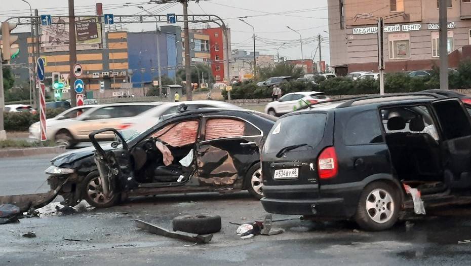 Три человека пострадали в ДТП на углу Софийской и Славы