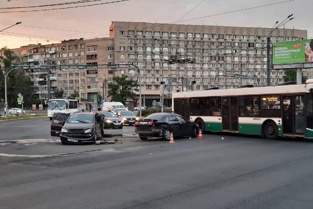 Вылетевший на красный сигнал светофора водитель легковушки стал причиной страшной аварии на Софийской улице