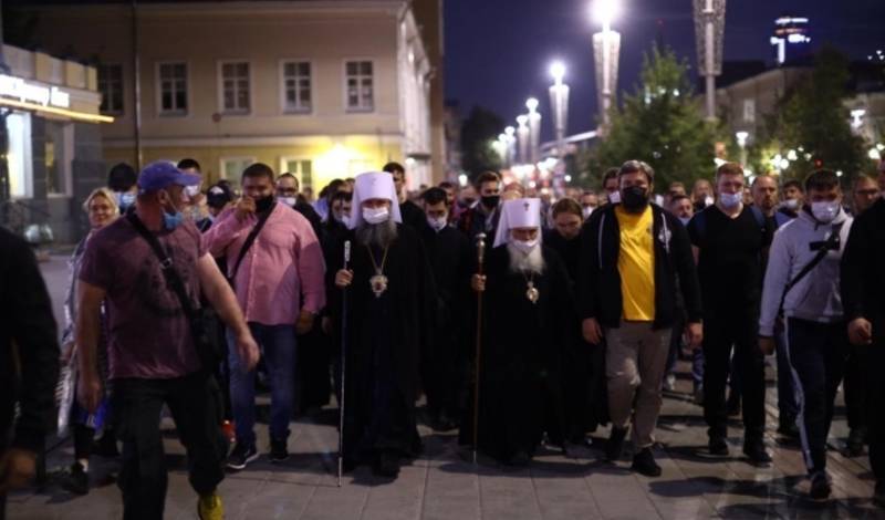 В Екатеринбурге тысячи верующих вышли на запрещенный властями крестный ход