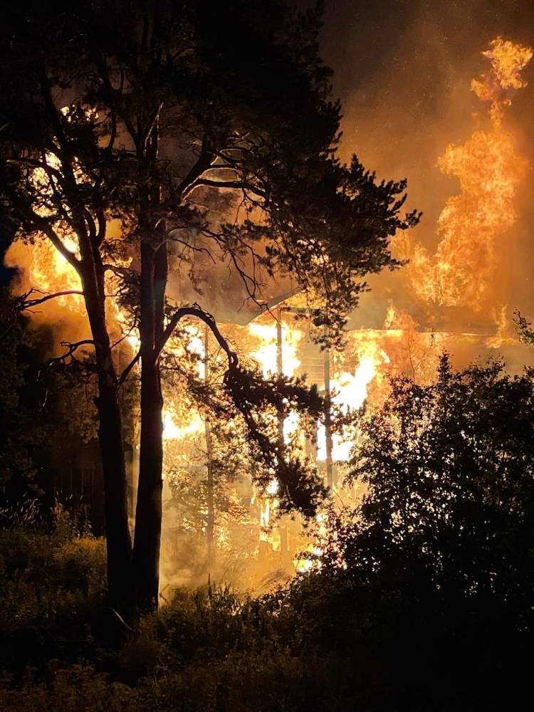 Пожарные три часа тушили горевший заброшенный дом за КАДом — фото