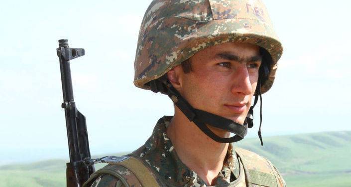 Араик Арутюнян присудил погибшему в Карабахе военному звание "Герой Арцаха"