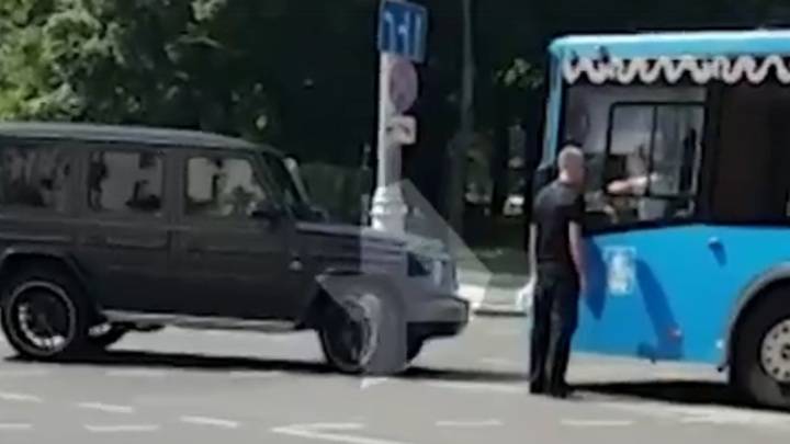 Владелец Gelandewagen выстрелом решил спор с водителем автобуса в центре Москвы