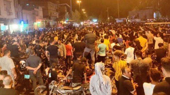 В Иране вторую ночь подряд не утихают уличные акции протесты из-за нехватки воды