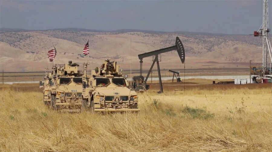 Военные США продолжают вывозить нефть из Сирии в Ирак