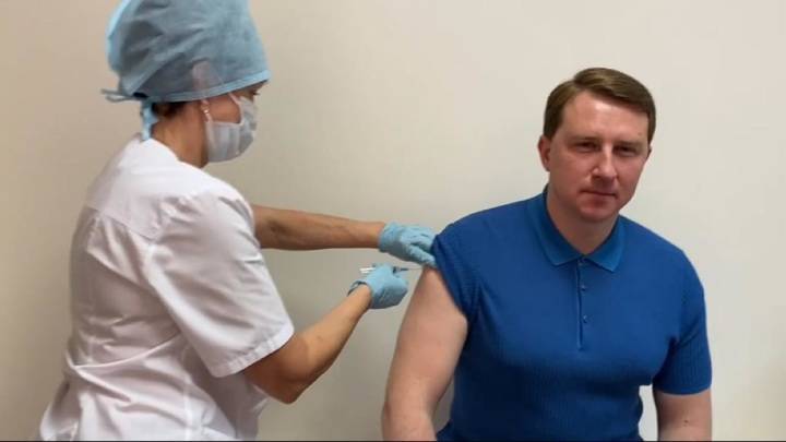В борьбе с COVID-19: мэр Сочи сделал прививку от коронавируса