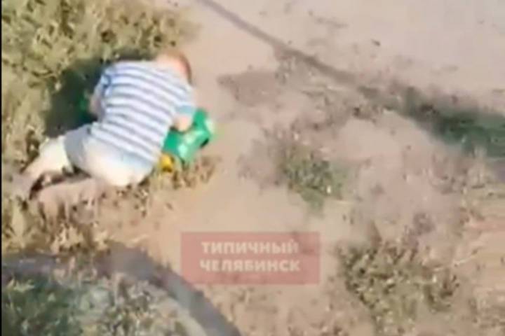 В Южноуральске мужчина нашел на обочине дороги спящего малыша