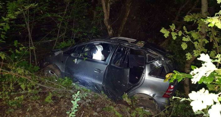 Машина скатилась в овраг на трассе Степанакерт-Горис