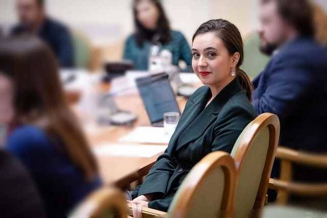 "Будет бороться с олигархами": Мендель станет ведущей на канале Ахметова