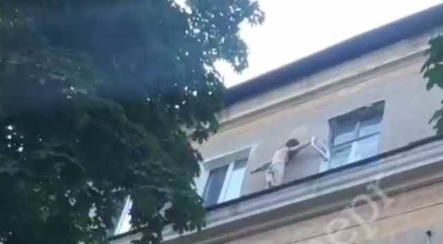 В Днепре голая девушка устроила опасное хождение по фасаду дома