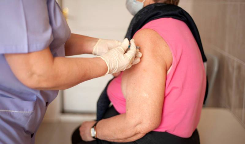 В Уфе муниципалитет привез 100 человек на вакцинацию на автобусах