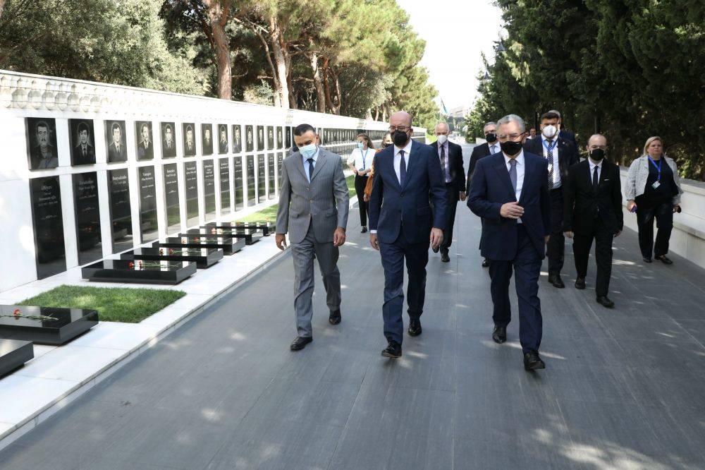 Президент Евросовета Шарль Мишель посетил Аллею шехидов (ФОТО)
