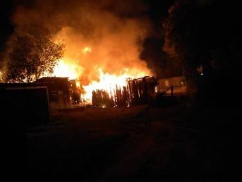 На улице Чехова сгорел деревянный дом, 16 человек остались без крова