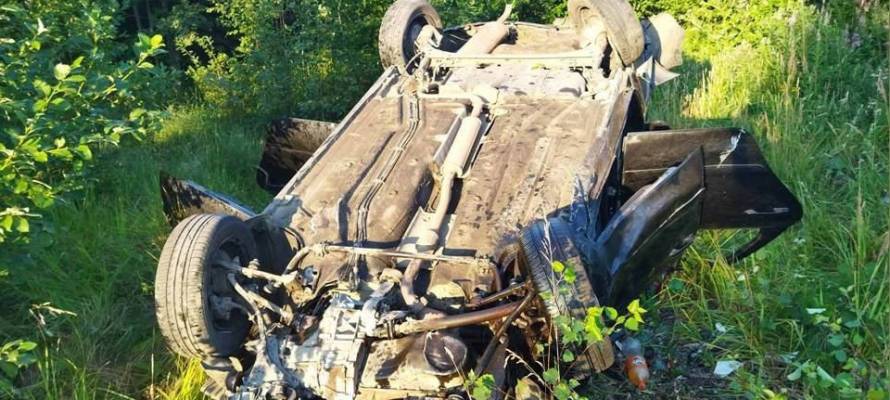 Автомобиль с пьяным водителем в Петрозаводске сбил дорожный знак и перевернулся