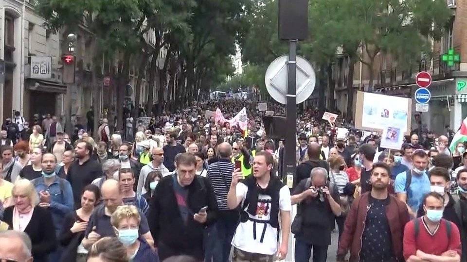 Во Франции проходят акции протеста против антиковидных мер