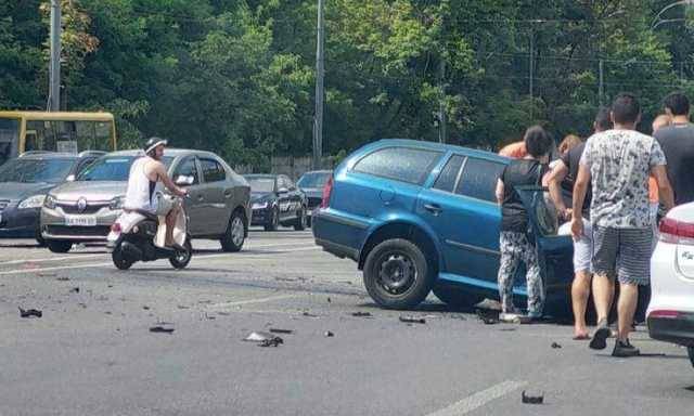 Водителя пришлось вырезать: в Киеве произошла серьезная ДТП с участием грузовика и иномарки