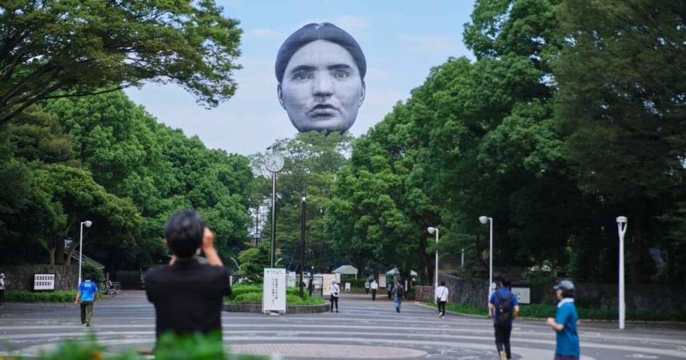 Гигантская голова в Токио напугала японцев - фото