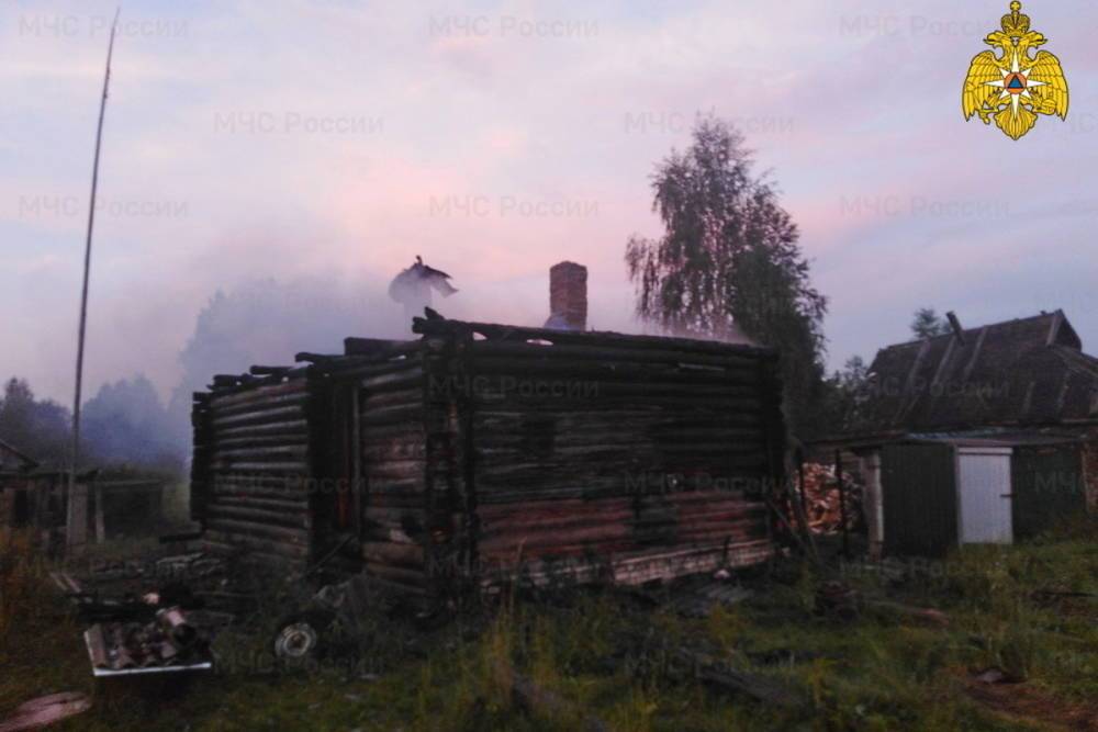 В Смоленской области несколько часов ликвидировали пожар в деревне Тюхово