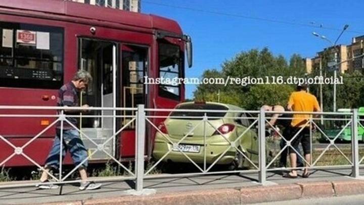 Троллейбус протаранил и протащил машину в Казани