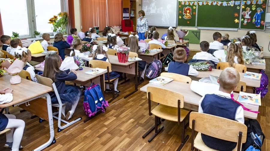 Более 204 млрд рублей выделили на школьные выплаты в России