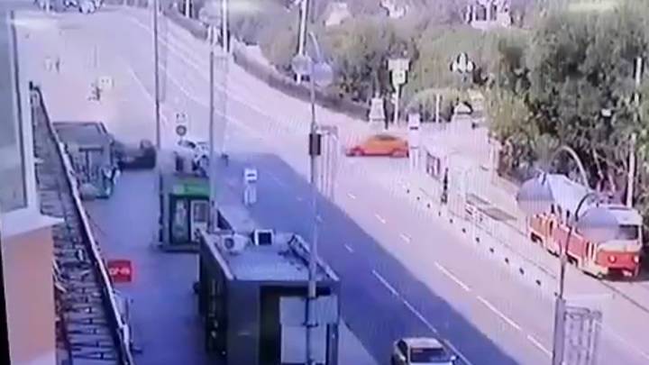 Момент ДТП с переворотом в Екатеринбурге попал на видео