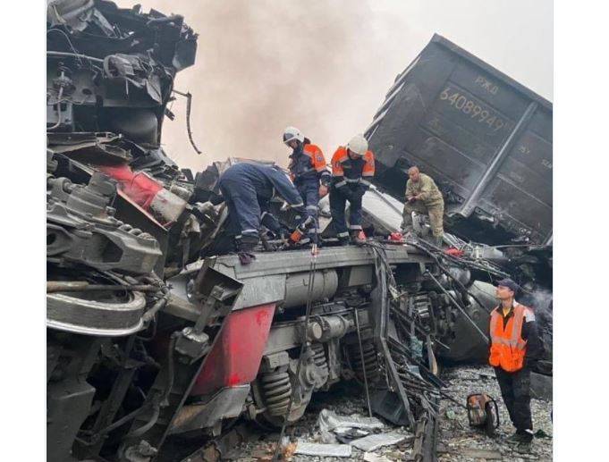 Лобовое столкновение грузовых поездов в Приамурье унесло жизни троих человек