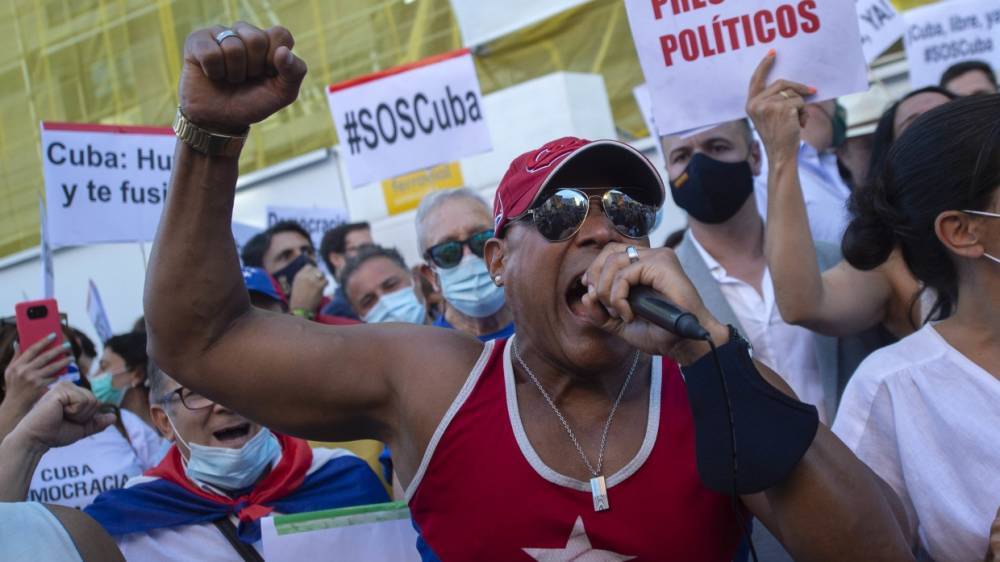 Тысячи людей вышли на улицы Гаваны в поддержку правительства