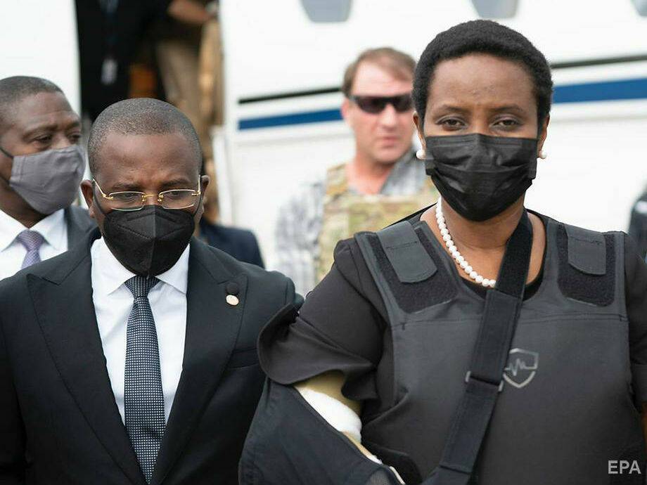 Жена убитого президента Гаити вернулась в страну. В аэропорту она была в пуленепробиваемом жилете