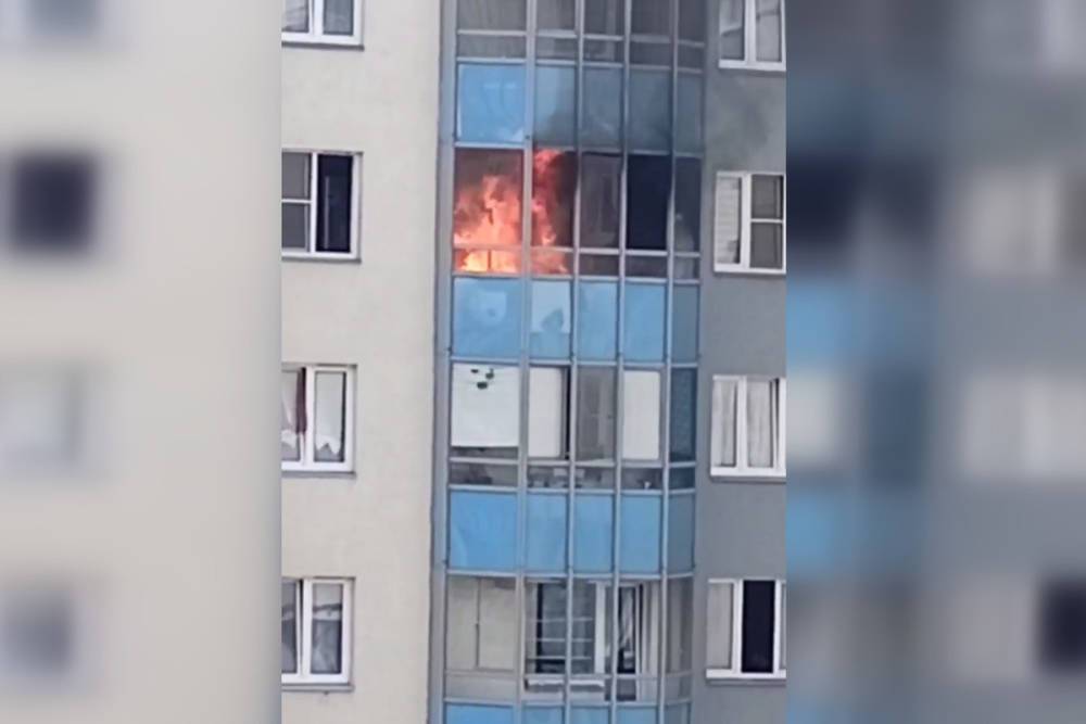 В Красносельском районе Петербурга на балконе многоэтажки вспыхнул пожар