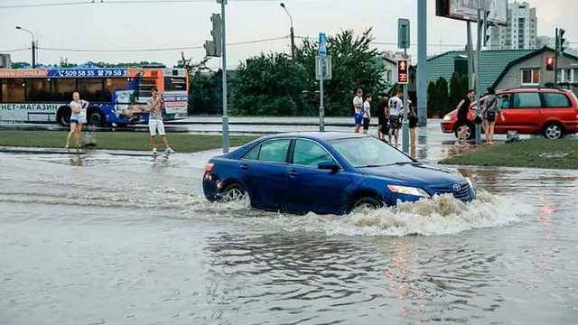 Улицы превратились в реки: белорусское Гродно накрыла масштабная непогода