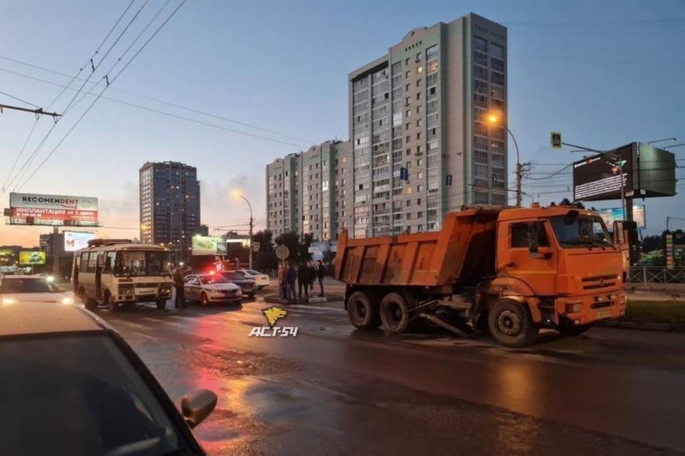 Пассажирка автобуса пострадала в ДТП с КамаАЗом в Новосибирске