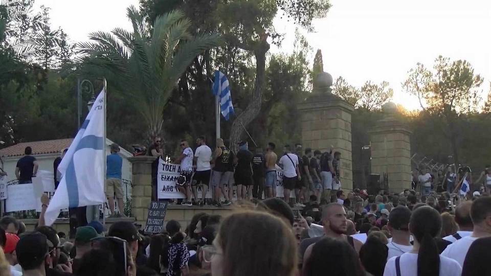 На Кипре тысячи противников ограничений вышли на митинг, который вскоре перерос в погромы и беспорядки