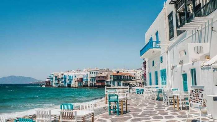 Остров вечеринок в разгар сезона “уходит в отпуск”: Греция ввела новые ограничения на Миконосе