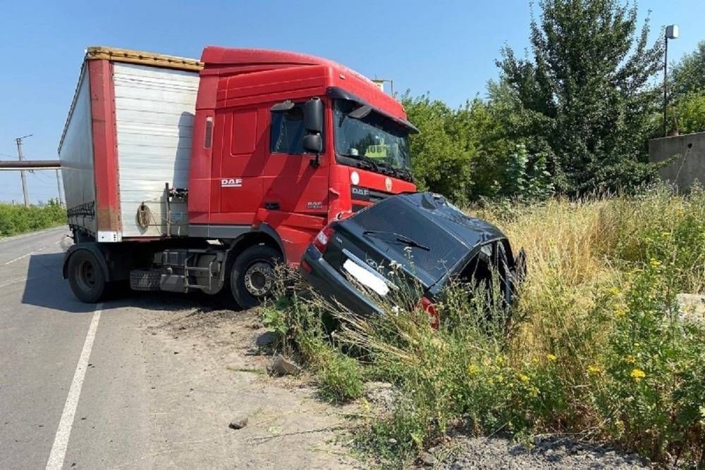 В Белгородской области грузовик догнал легковушку