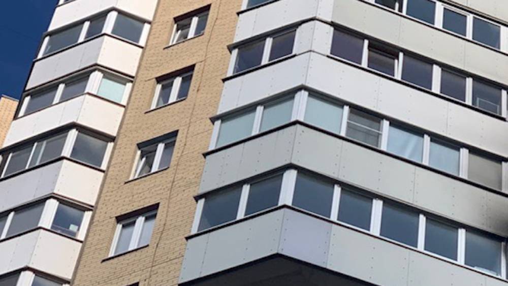 Тела мужчины и женщины обнаружили под окнами многоэтажки в Москве